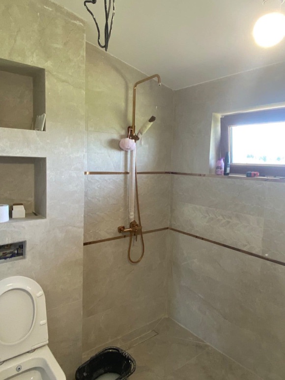 Douche met leidingwerk tijdens installatie