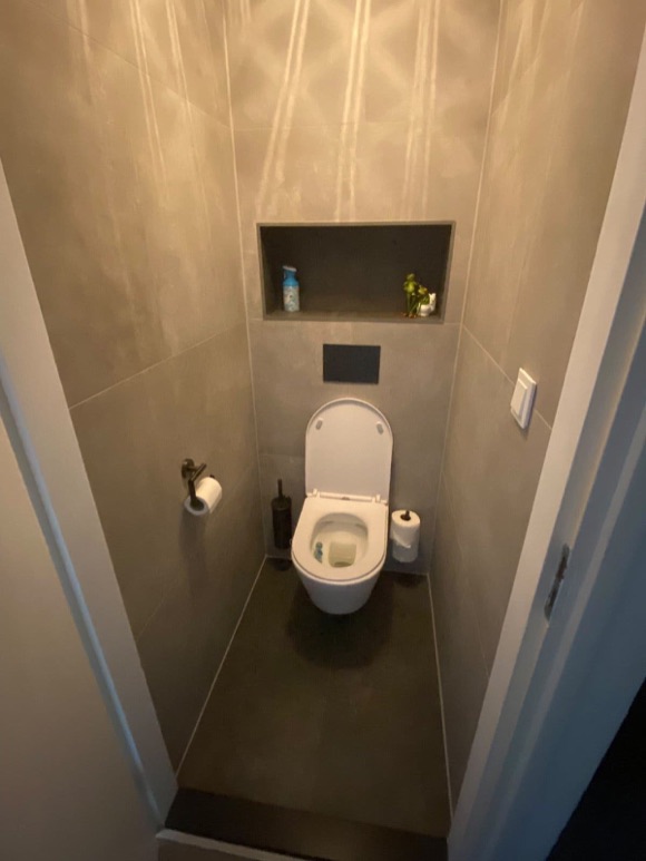 Afgewerkte toiletruimte met wandnis
